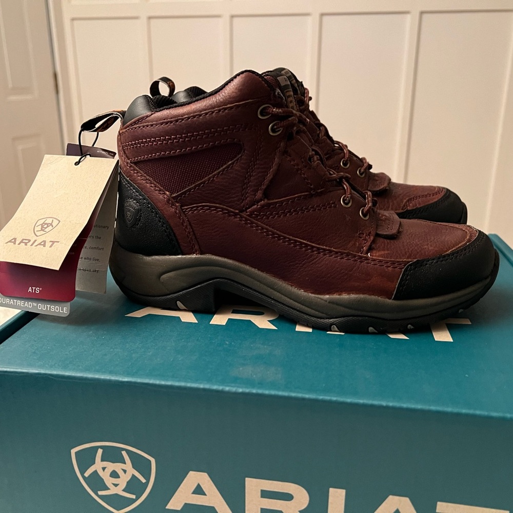 NWT- Ariat Terrain Waterproof Boots - Size: 7.5 - Picture 3 of 7